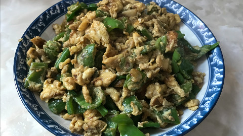 小怪兽的美食:青椒炒鸡蛋,不一样的做法,简单易学 好吃又下饭!——来自小怪兽的出租屋